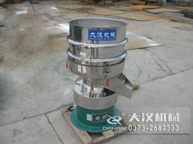 涂料過(guò)濾振動(dòng)篩：利用振動(dòng)電機(jī)的振動(dòng)力帶動(dòng)物料在篩網(wǎng)上進(jìn)行篩分，從而利用篩網(wǎng)孔徑的大小不同，完成涂料的分級(jí)，除雜等篩分目的。